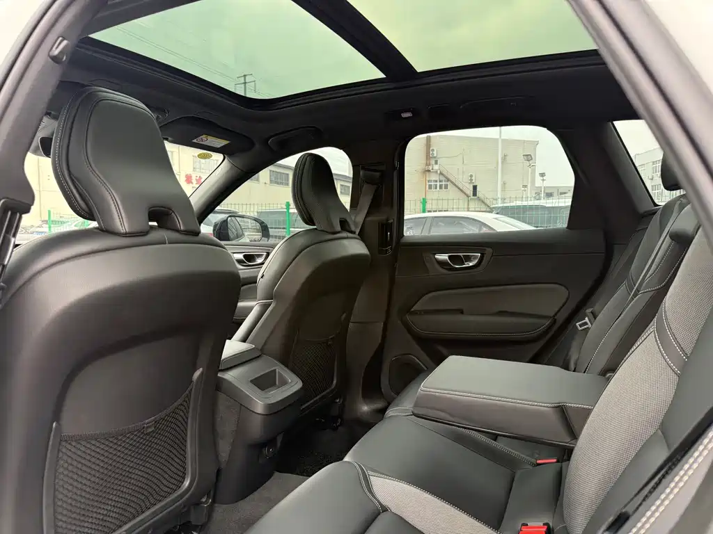 Volvo Volvo XC60 2022 B5 AWD R-Design 2022 - thumbnail 15
