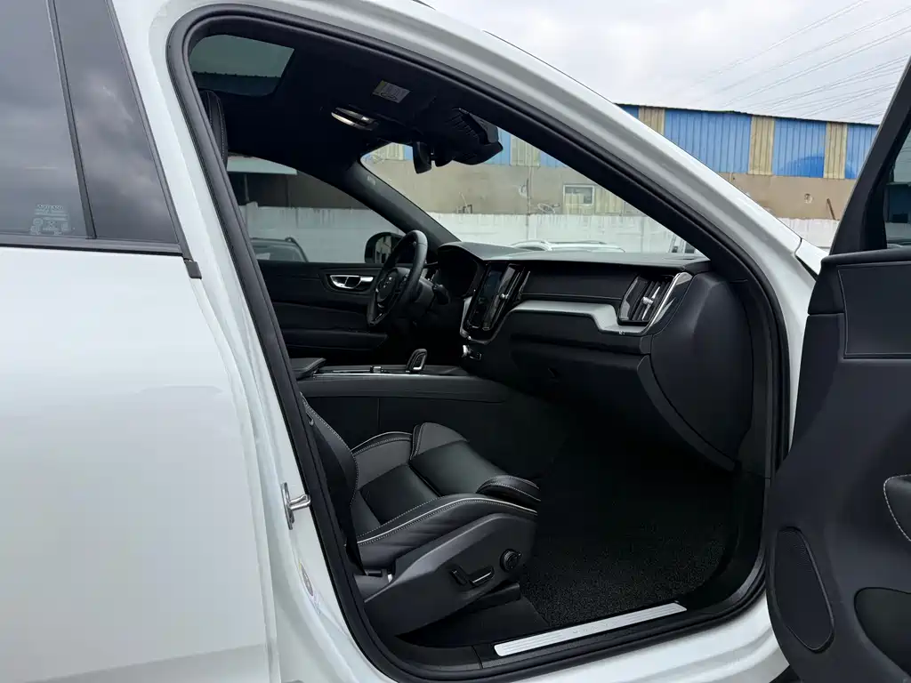 Volvo Volvo XC60 2022 B5 AWD R-Design 2022 - thumbnail 16