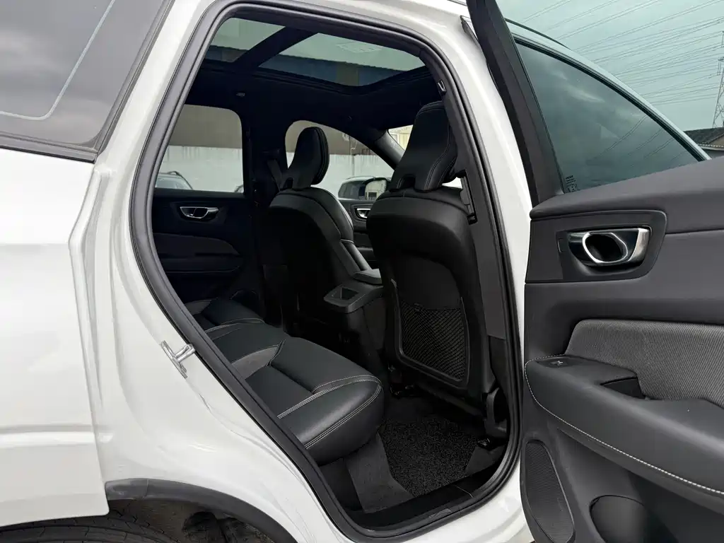 Volvo Volvo XC60 2022 B5 AWD R-Design 2022 - thumbnail 18
