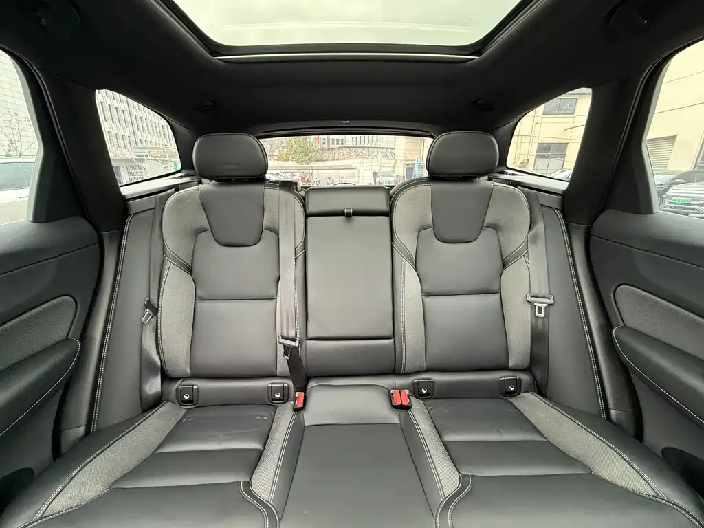 Volvo Volvo XC60 2022 B5 AWD R-Design 2022 - thumbnail 19