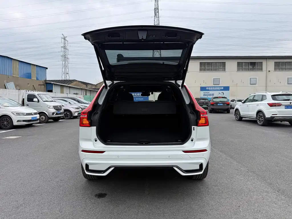 Volvo Volvo XC60 2022 B5 AWD R-Design 2022 - thumbnail 23