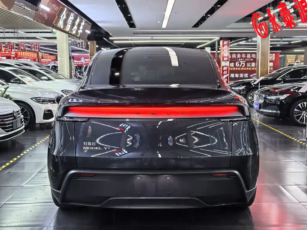 Tesla Model Y Long Range AWD 2026 - thumbnail 5