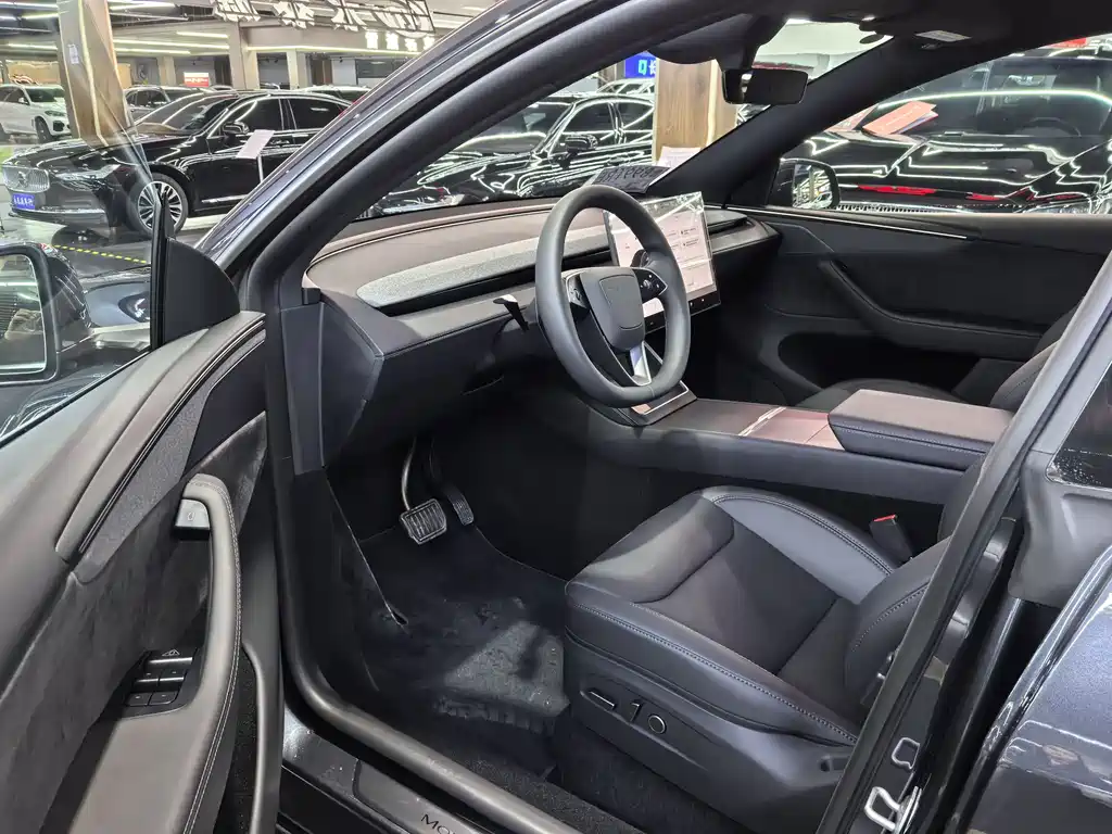 Tesla Model Y Long Range AWD 2026 - thumbnail 7