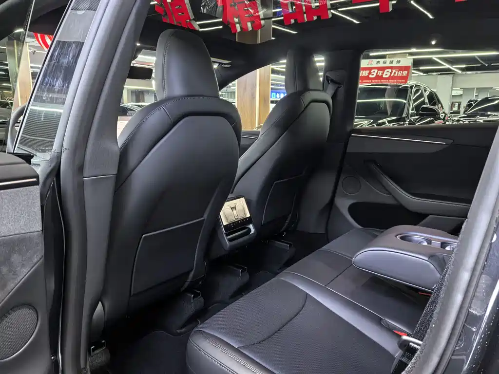 Tesla Model Y Long Range AWD 2026 - thumbnail 8
