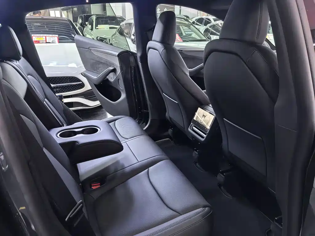 Tesla Model Y Long Range AWD 2026 - thumbnail 9