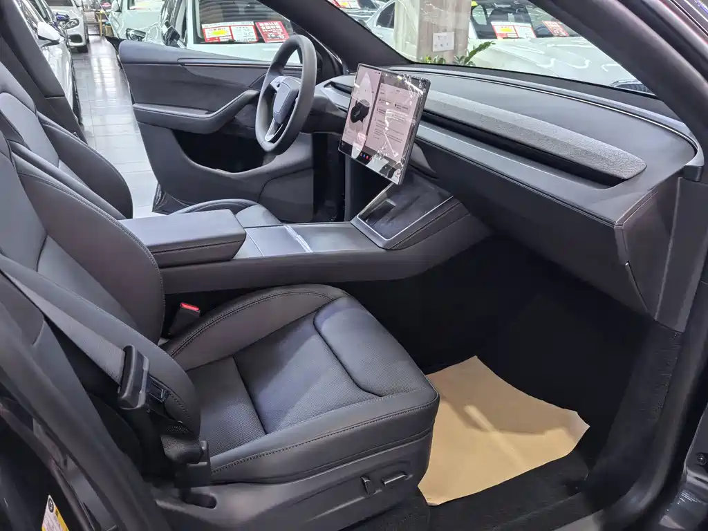 Tesla Model Y Long Range AWD 2026 - thumbnail 10