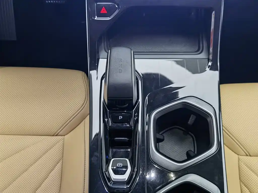 Geely Auto Geely Boyue L 1.5TD DCT Premium 2023 - thumbnail 13