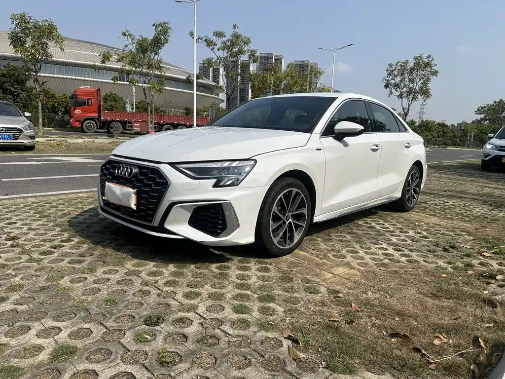 Audi Audi A3L Limousine 35 TFSI 2023 - thumbnail 4