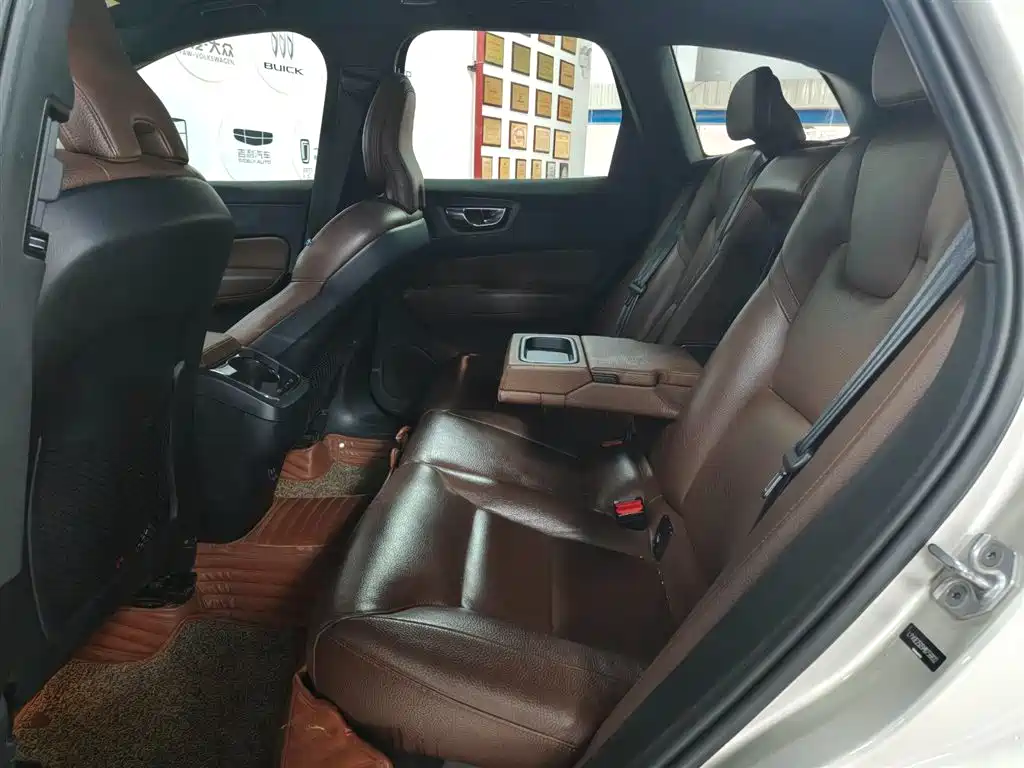 Volvo Volvo XC60 T5 AWD Momentum 2021 - thumbnail 10