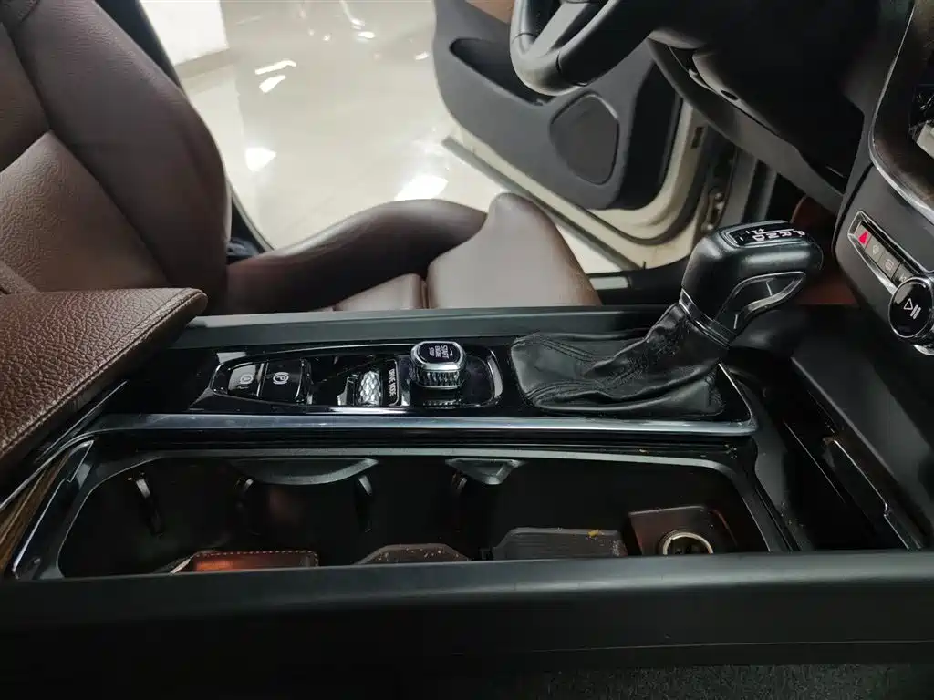Volvo Volvo XC60 T5 AWD Momentum 2021 - thumbnail 16
