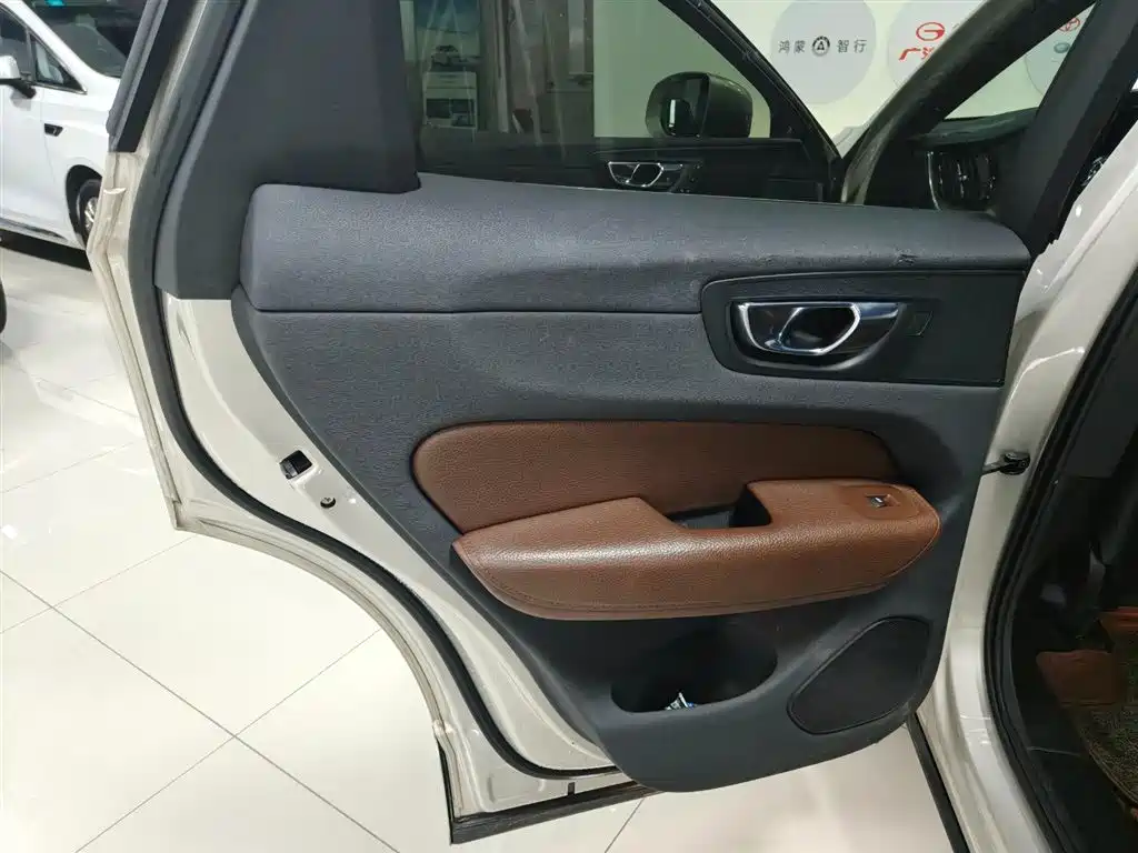Volvo Volvo XC60 T5 AWD Momentum 2021 - thumbnail 17