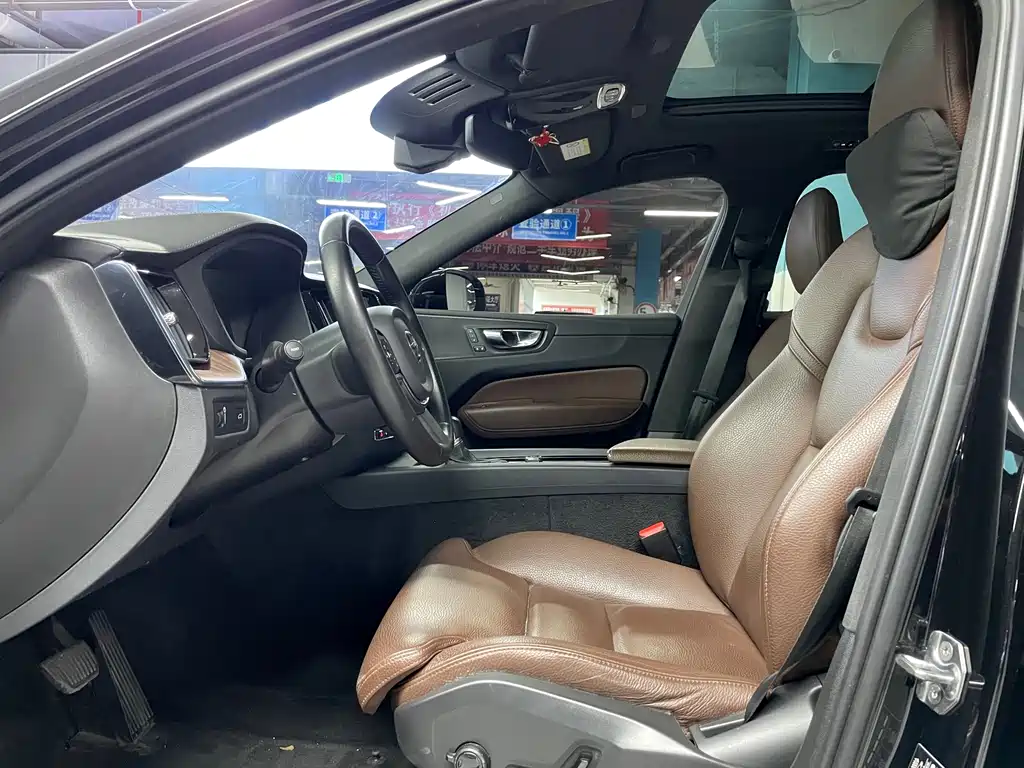 Volvo Volvo XC60 T5 AWD Momentum 2020 - thumbnail 4