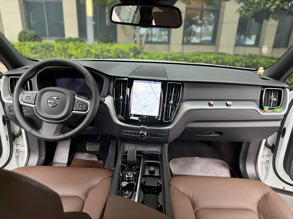 Volvo Volvo XC60 2022 B5 AWD Momentum 2022 - thumbnail 4