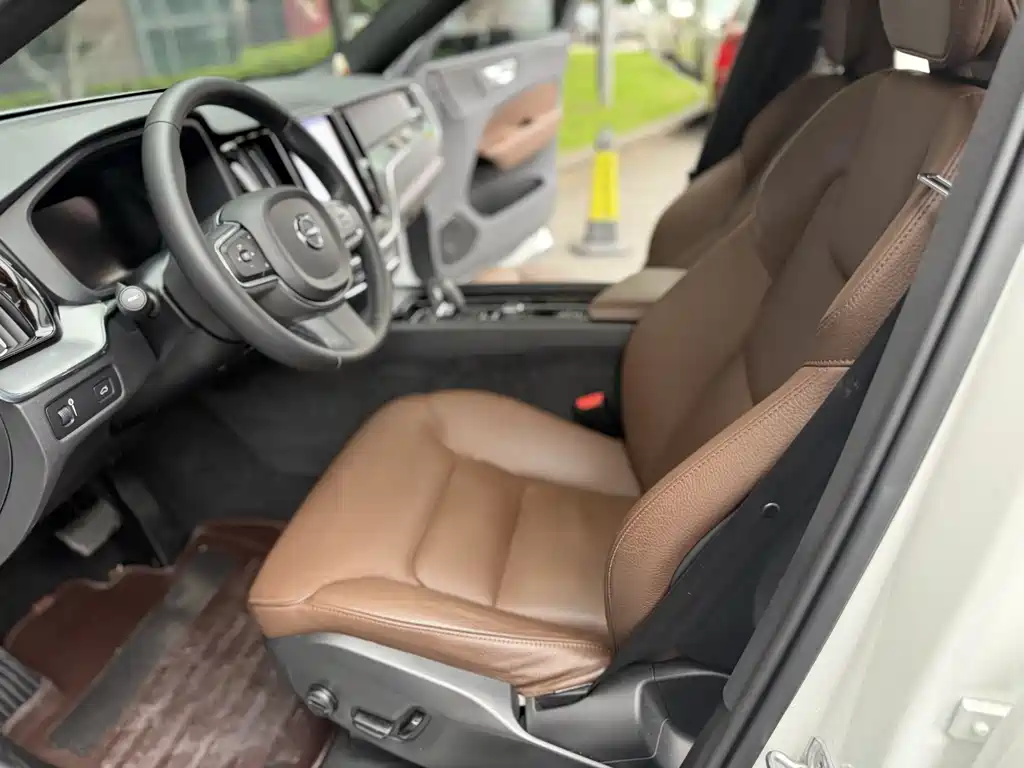Volvo Volvo XC60 2022 B5 AWD Momentum 2022 - thumbnail 5