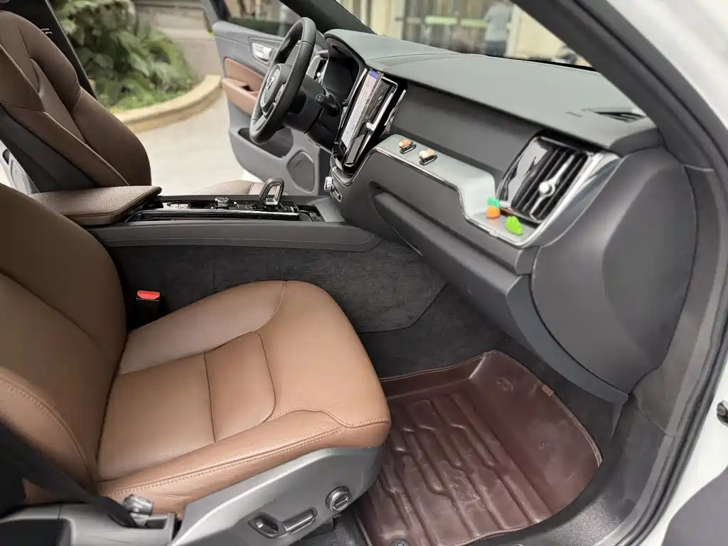 Volvo Volvo XC60 2022 B5 AWD Momentum 2022 - thumbnail 6