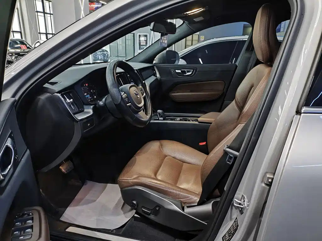 Volvo Volvo XC60 B5 AWD 2022 - thumbnail 9