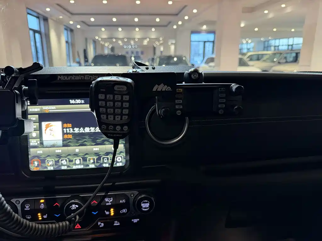 Jeep Jeep Gladiator 2022 3.6L Launch Edition 2023 - thumbnail 11