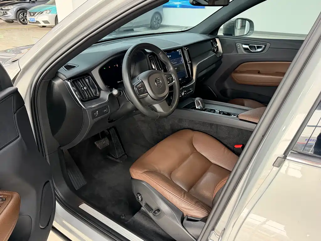 Volvo Volvo XC60 2022 B5 AWD Momentum 2021 - thumbnail 5