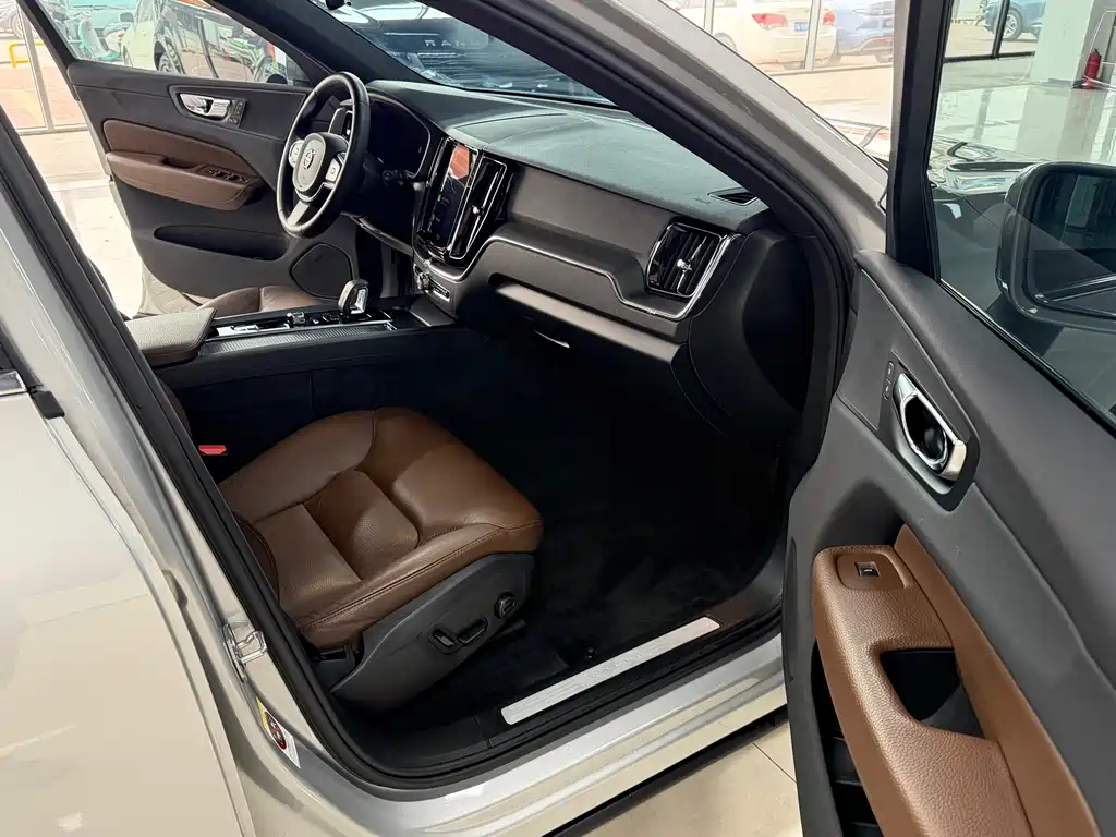 Volvo Volvo XC60 2022 B5 AWD Momentum 2021 - thumbnail 7