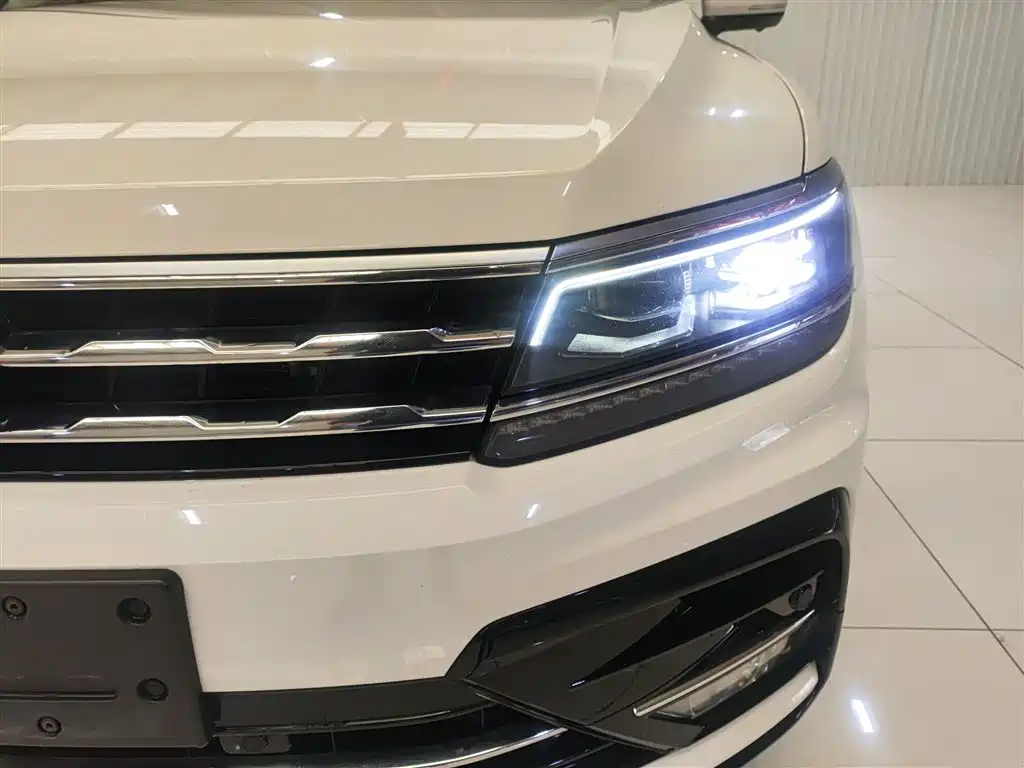Volkswagen Volkswagen Tiguan L 380TSI AWD R-Line 2021 - thumbnail 24