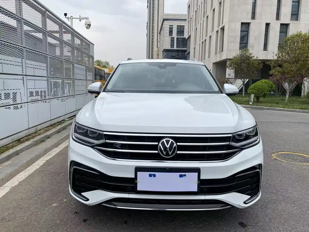 Volkswagen Tiguan L 380TSI AWD R-Line 2023 - thumbnail 2