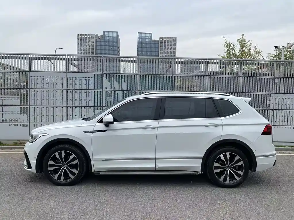 Volkswagen Tiguan L 380TSI AWD R-Line 2023 - thumbnail 4