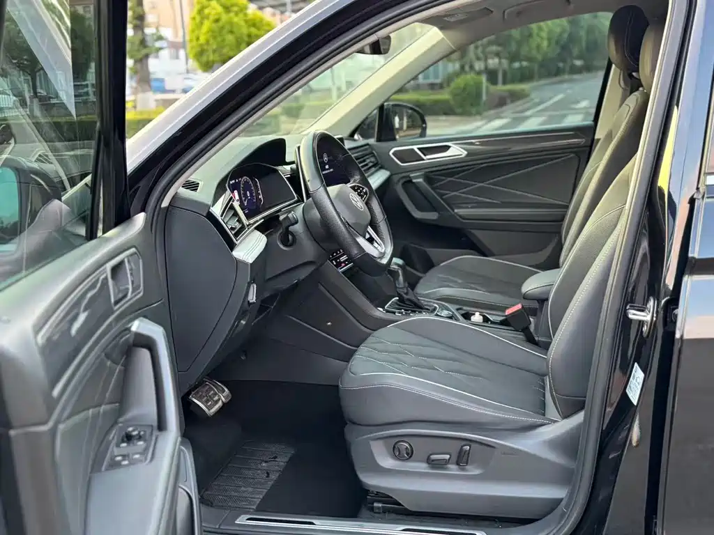 Volkswagen Volkswagen Tiguan L 2022 380TSI AWD R-Line 7-Seater 2022 - thumbnail 4