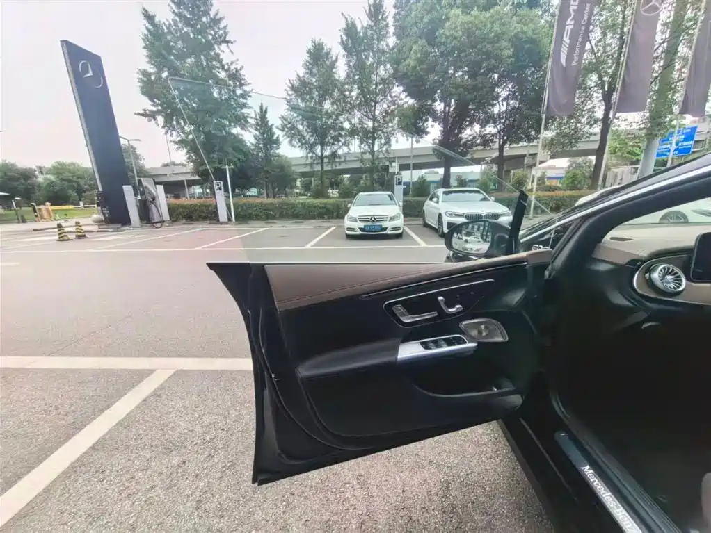 Mercedes-Benz Mercedes-Benz EQE 500 4MATIC 2025 - thumbnail 22