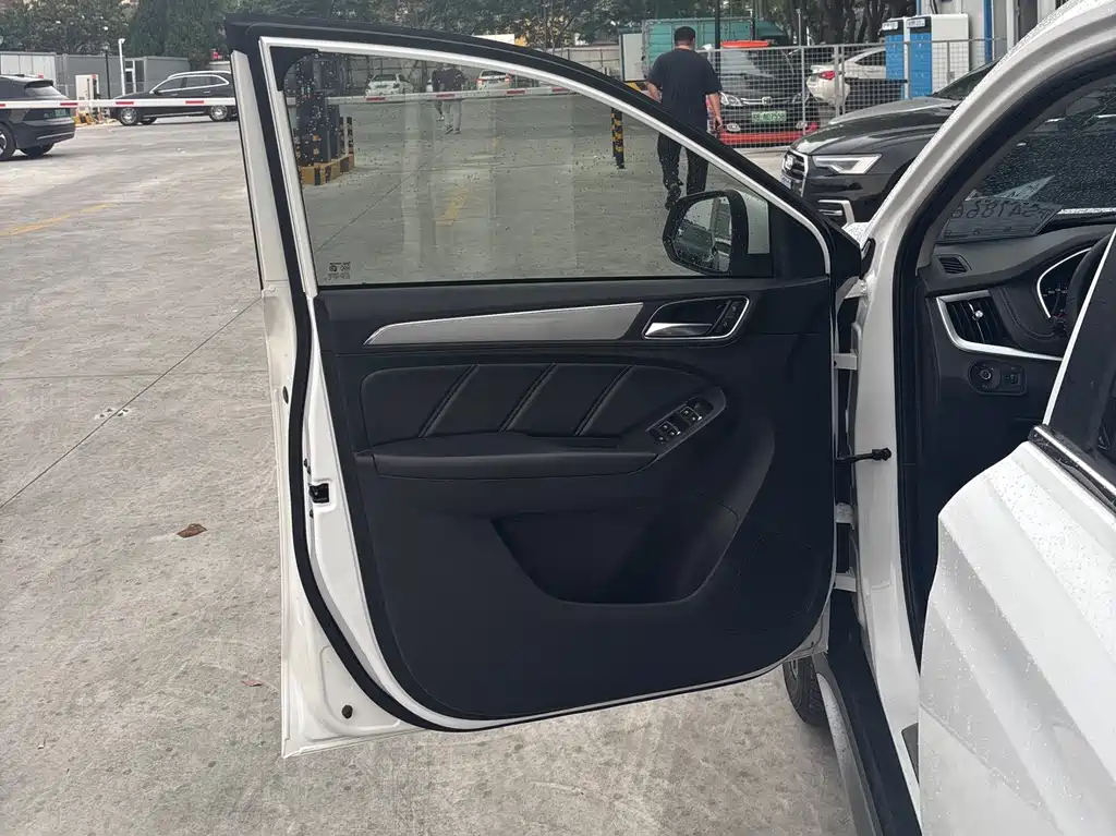 Roewe Roewe RX5 2019 20T FWD Automatic 4G Connected Platinum Edition 2019 - thumbnail 8