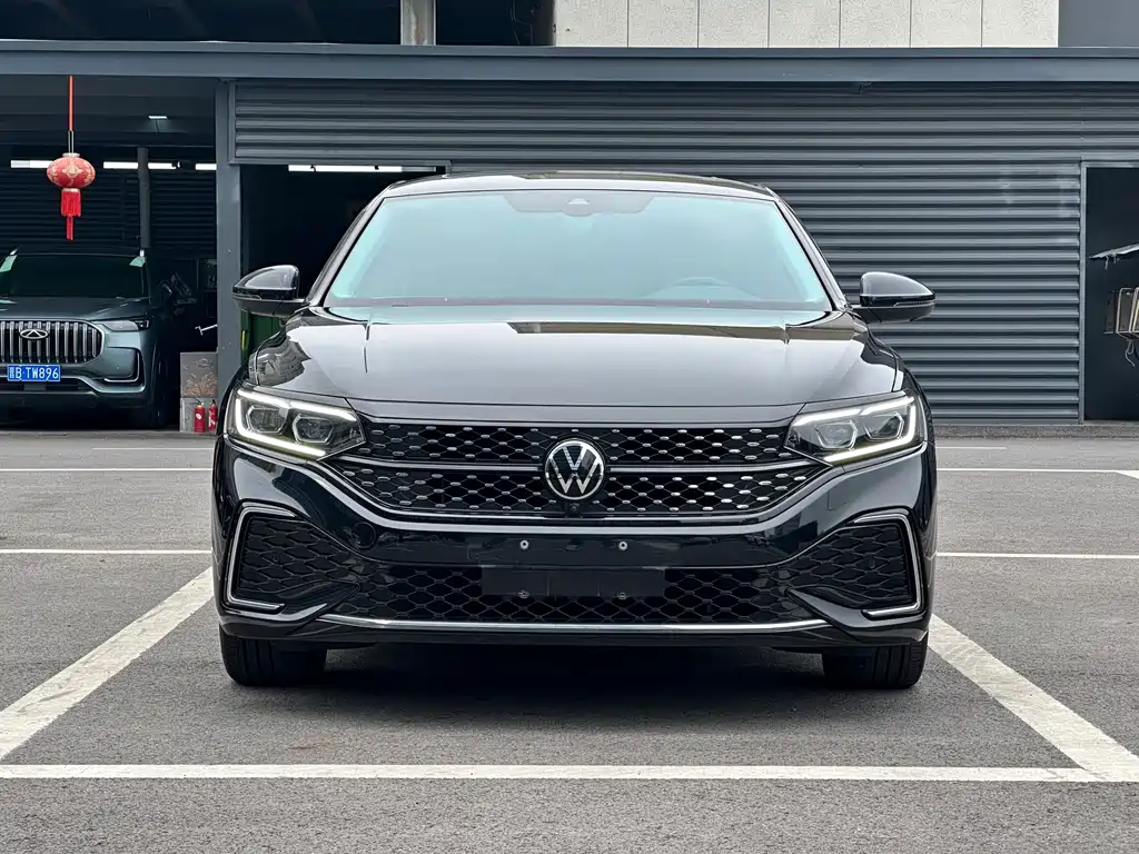 Volkswagen Passat 2023 330TSI Starlight Luxury Edition 2022 - thumbnail 2