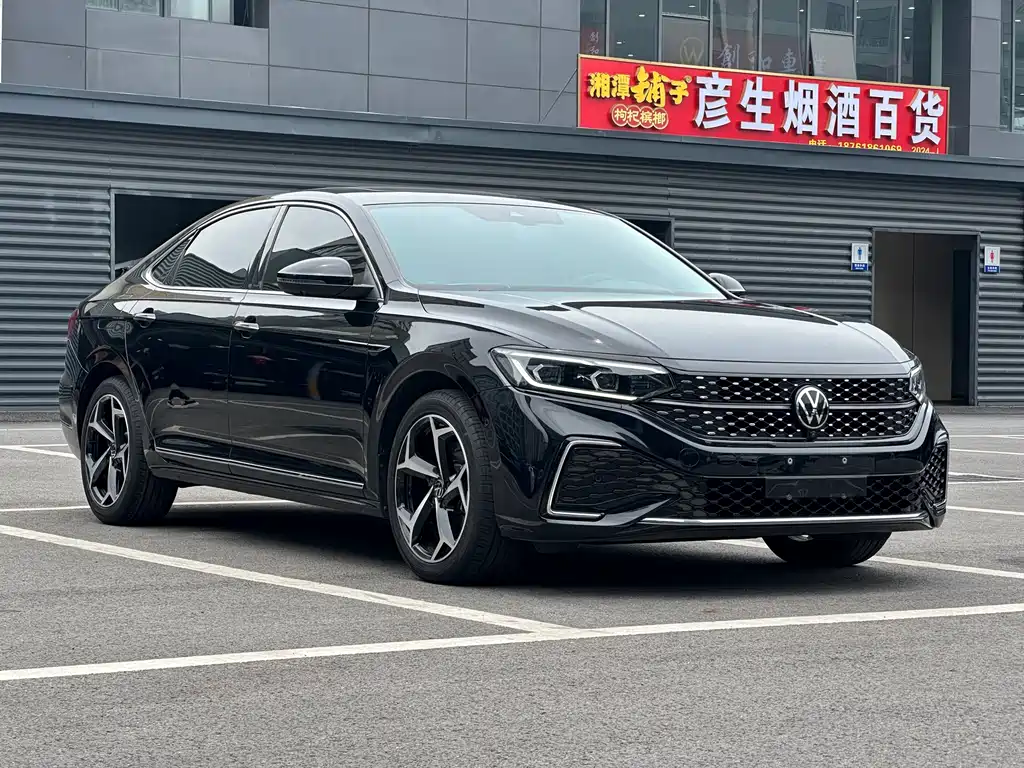 Volkswagen Passat 2023 330TSI Starlight Luxury Edition 2022 - thumbnail 3