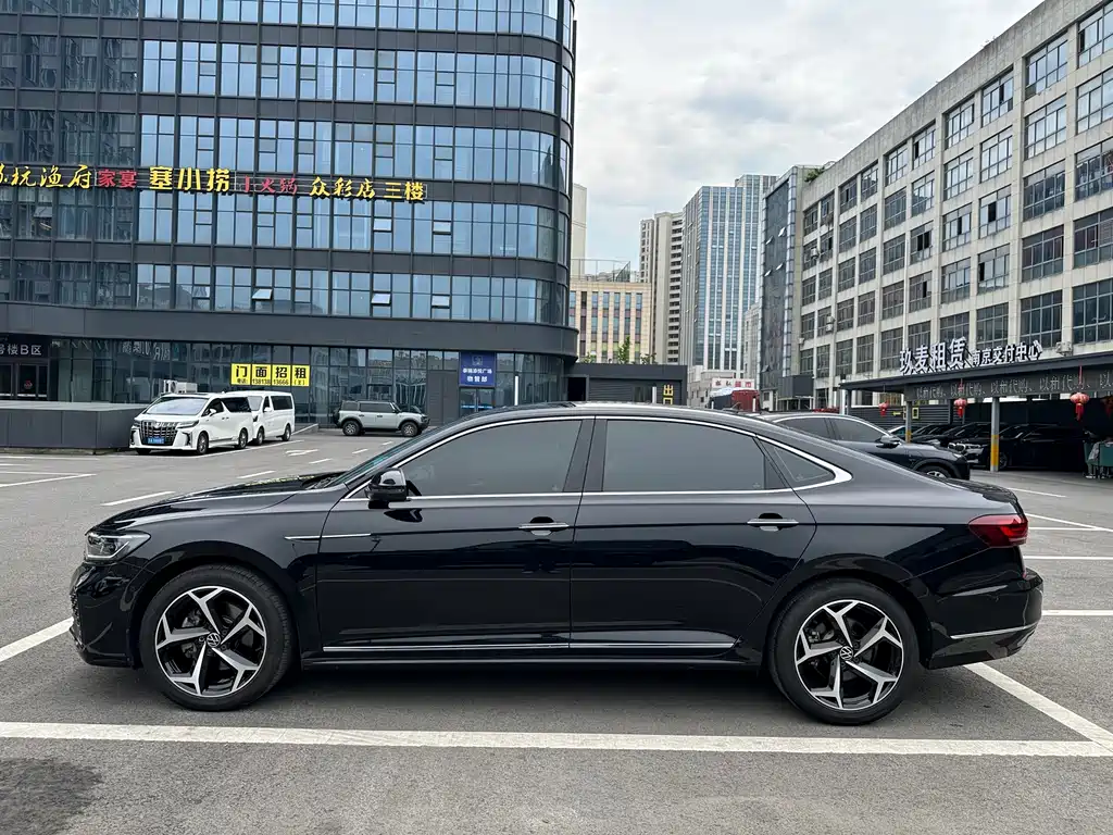 Volkswagen Passat 2023 330TSI Starlight Luxury Edition 2022 - thumbnail 4
