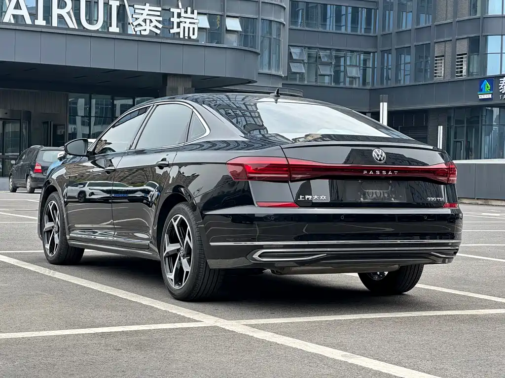 Volkswagen Passat 2023 330TSI Starlight Luxury Edition 2022 - thumbnail 5