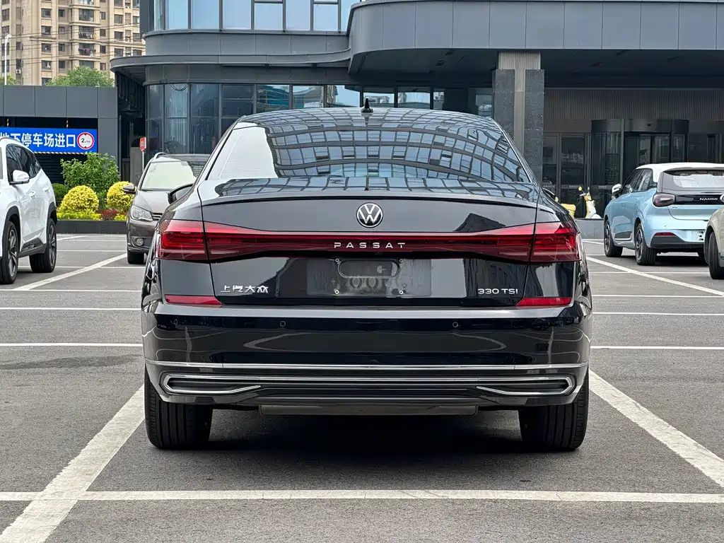 Volkswagen Passat 2023 330TSI Starlight Luxury Edition 2022 - thumbnail 6