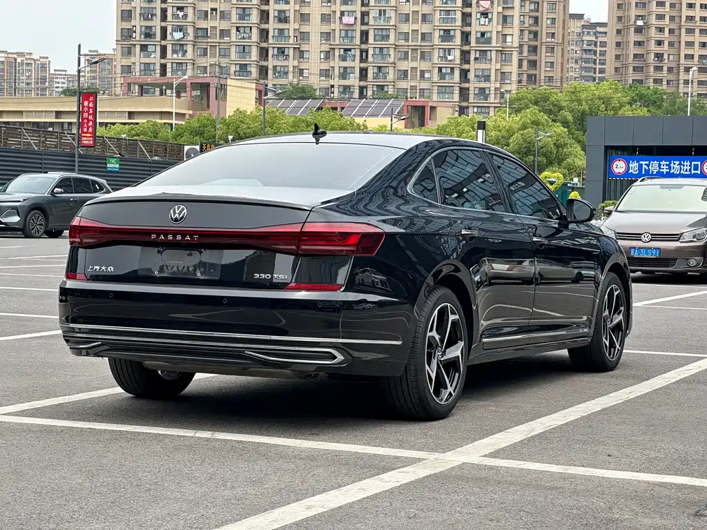 Volkswagen Passat 2023 330TSI Starlight Luxury Edition 2022 - thumbnail 7