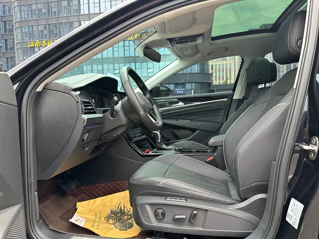 Volkswagen Passat 2023 330TSI Starlight Luxury Edition 2022 - thumbnail 8