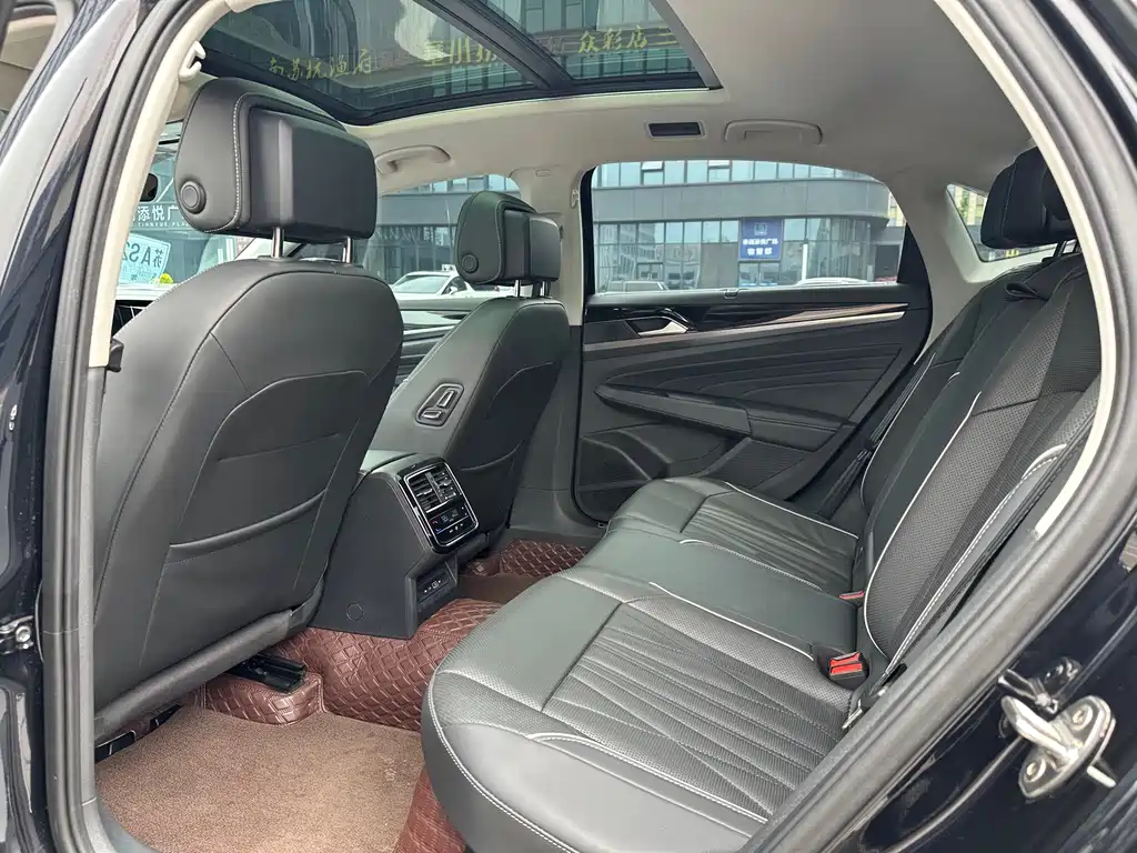 Volkswagen Passat 2023 330TSI Starlight Luxury Edition 2022 - thumbnail 10