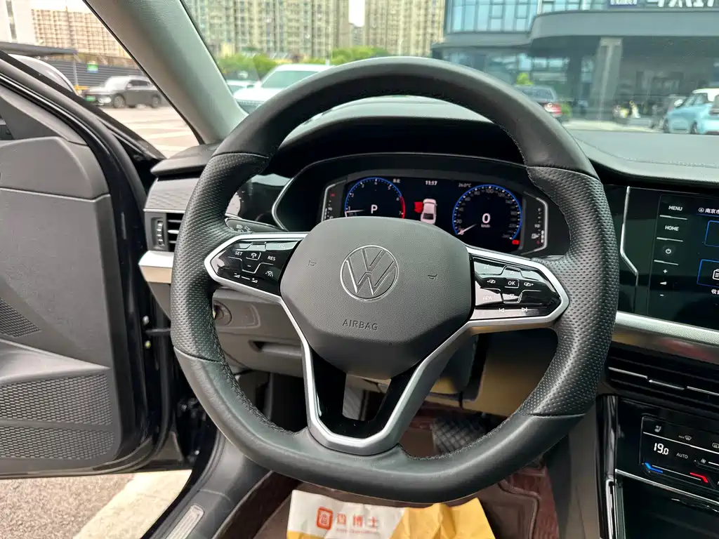 Volkswagen Passat 2023 330TSI Starlight Luxury Edition 2022 - thumbnail 14