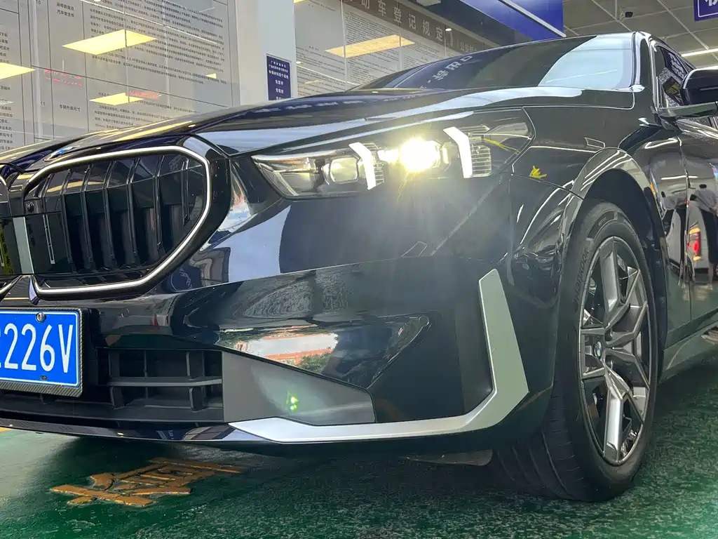 BMW BMW 5 Series 2024 530Li Leading Edition Luxury Package 2024 - thumbnail 10