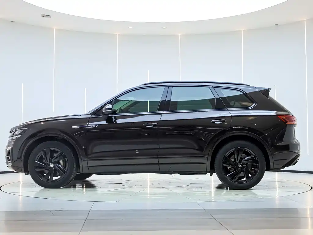 Volkswagen Touareg 2022 3.0TSI R-Line Edition Black Sport Package 2023 - thumbnail 2