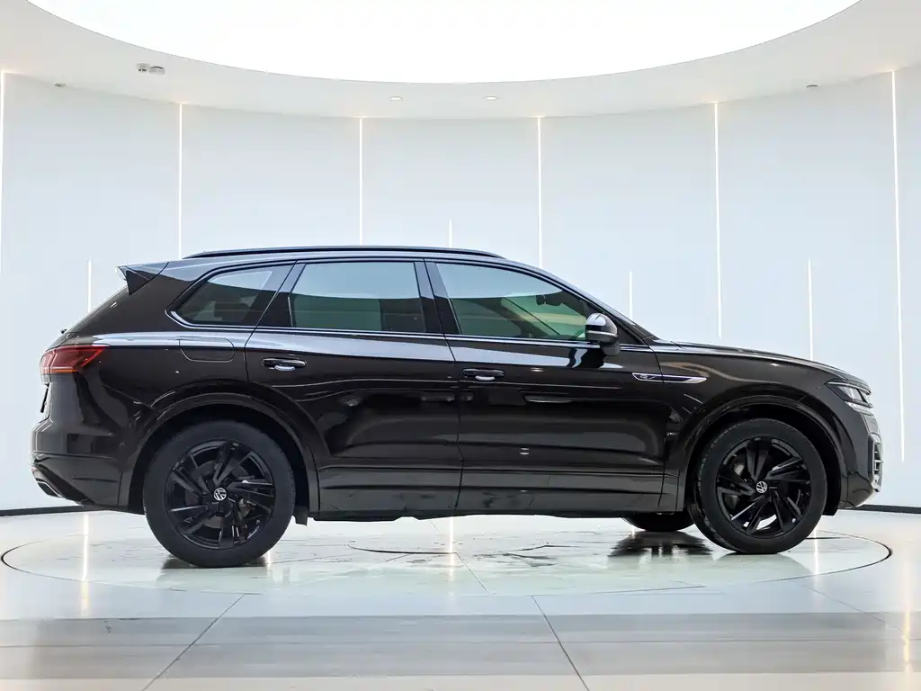 Volkswagen Touareg 2022 3.0TSI R-Line Edition Black Sport Package 2023 - thumbnail 3