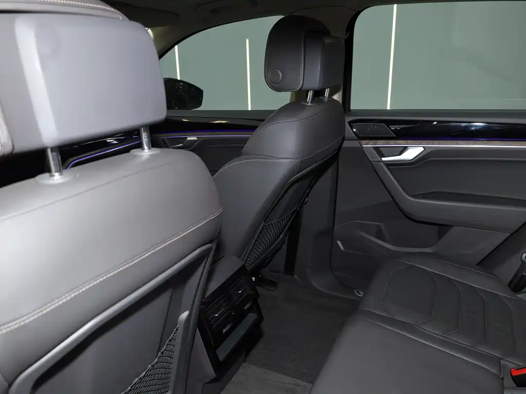 Volkswagen Touareg 2022 3.0TSI R-Line Edition Black Sport Package 2023 - thumbnail 14