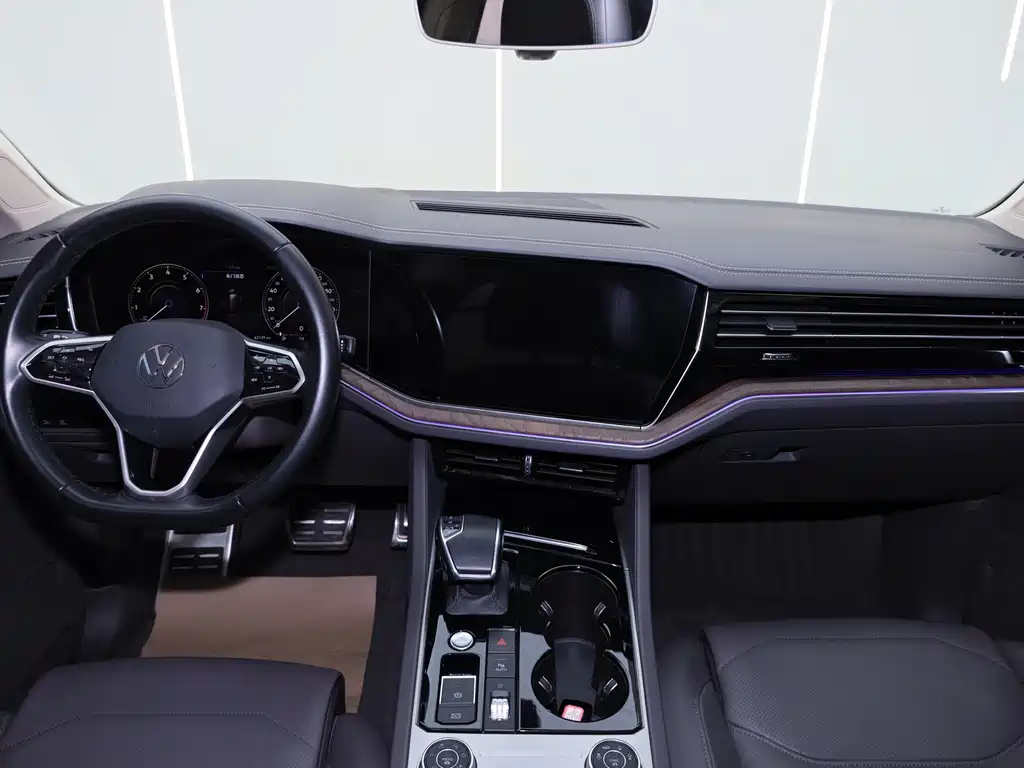 Volkswagen Touareg 2022 3.0TSI R-Line Edition Black Sport Package 2023 - thumbnail 16