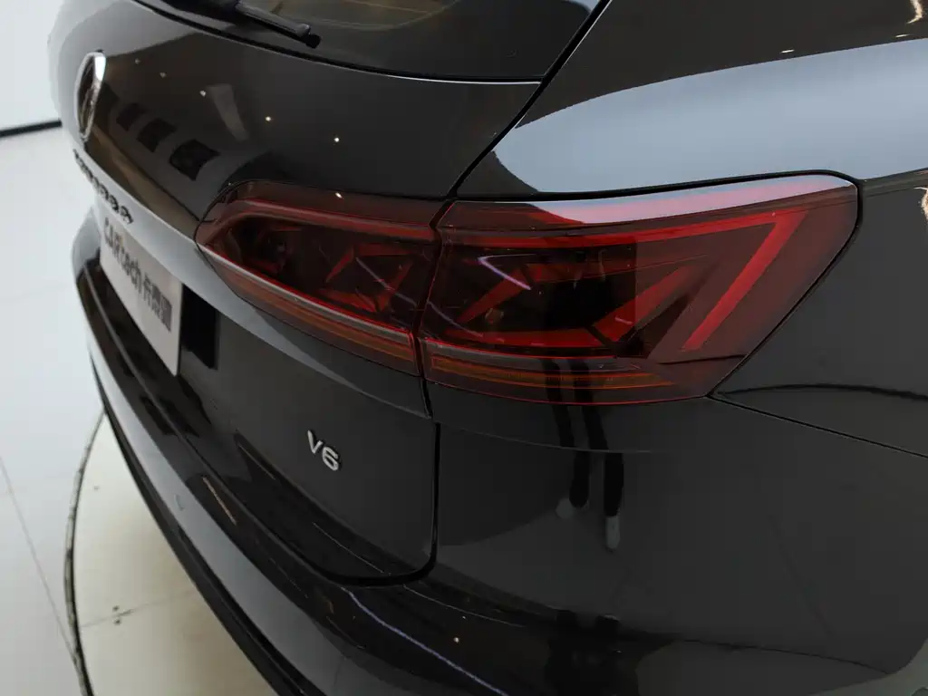 Volkswagen Touareg 2022 3.0TSI R-Line Edition Black Sport Package 2023 - thumbnail 22