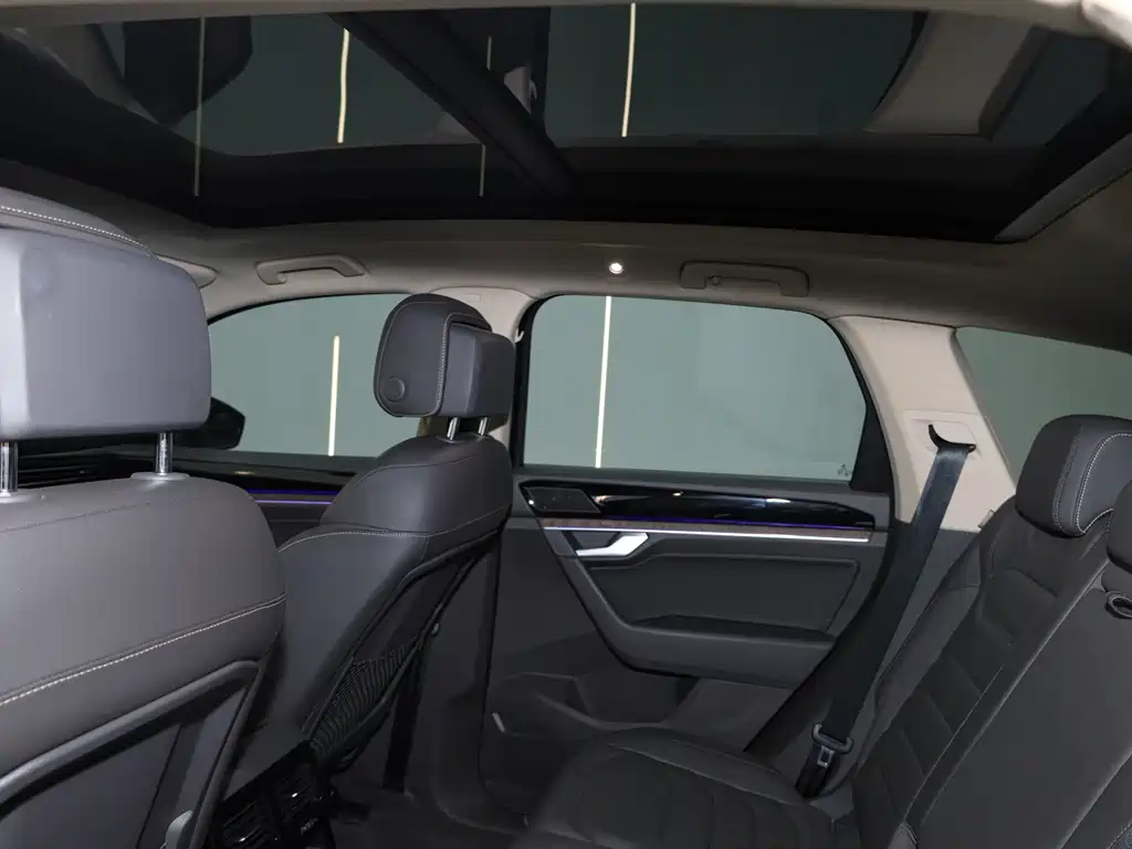 Volkswagen Touareg 2022 3.0TSI R-Line Edition Black Sport Package 2023 - thumbnail 23