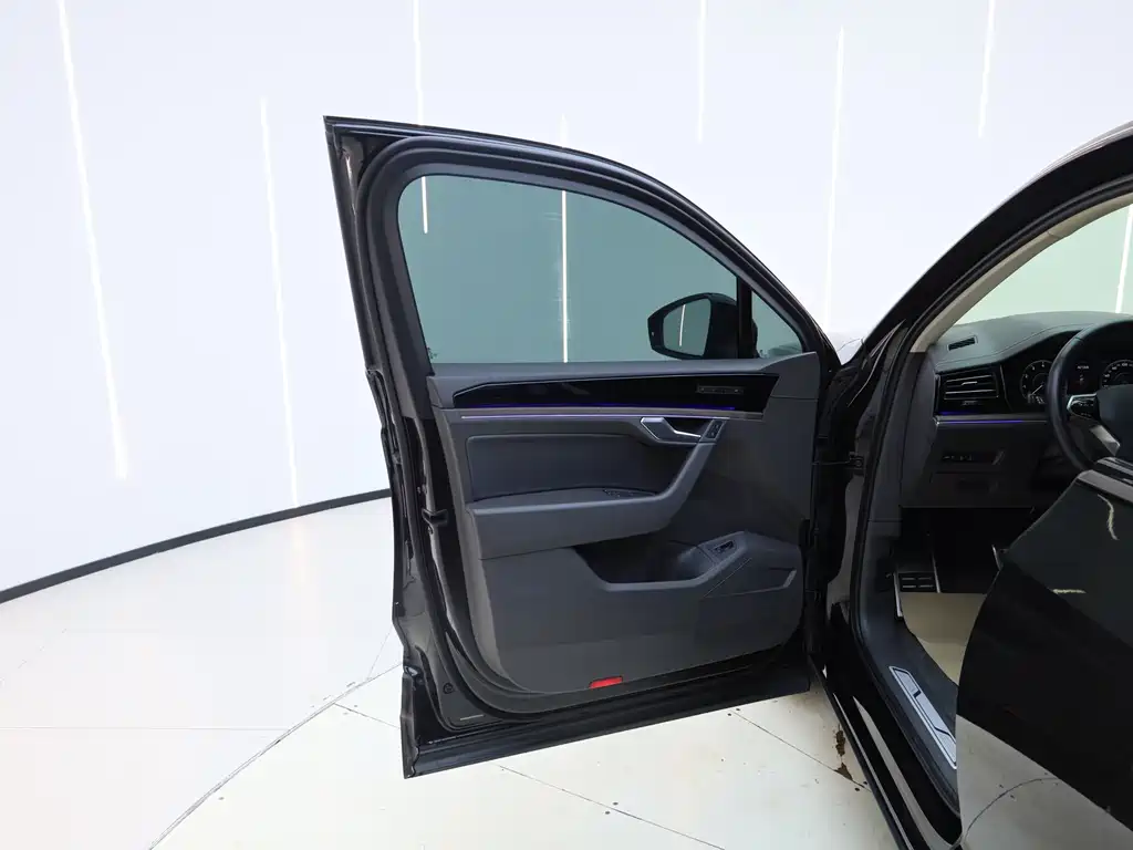 Volkswagen Touareg 2022 3.0TSI R-Line Edition Black Sport Package 2023 - thumbnail 24