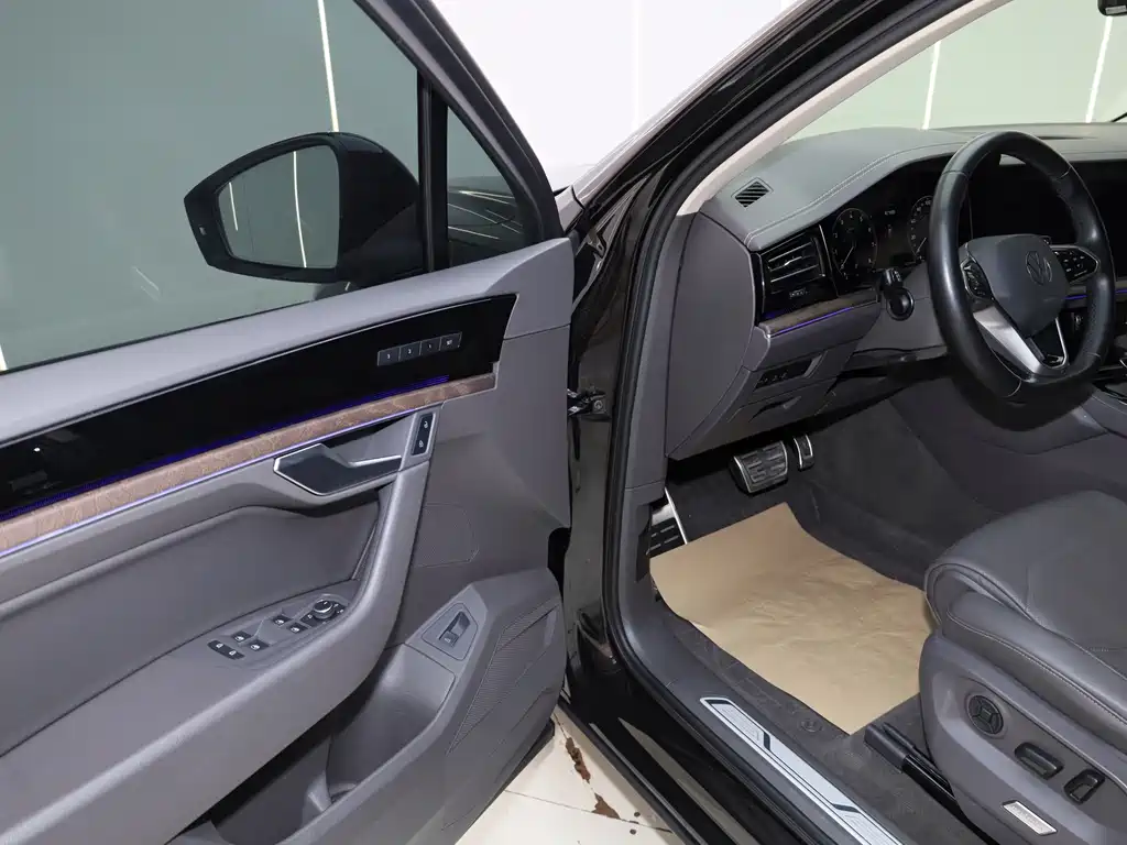 Volkswagen Touareg 2022 3.0TSI R-Line Edition Black Sport Package 2023 - thumbnail 27
