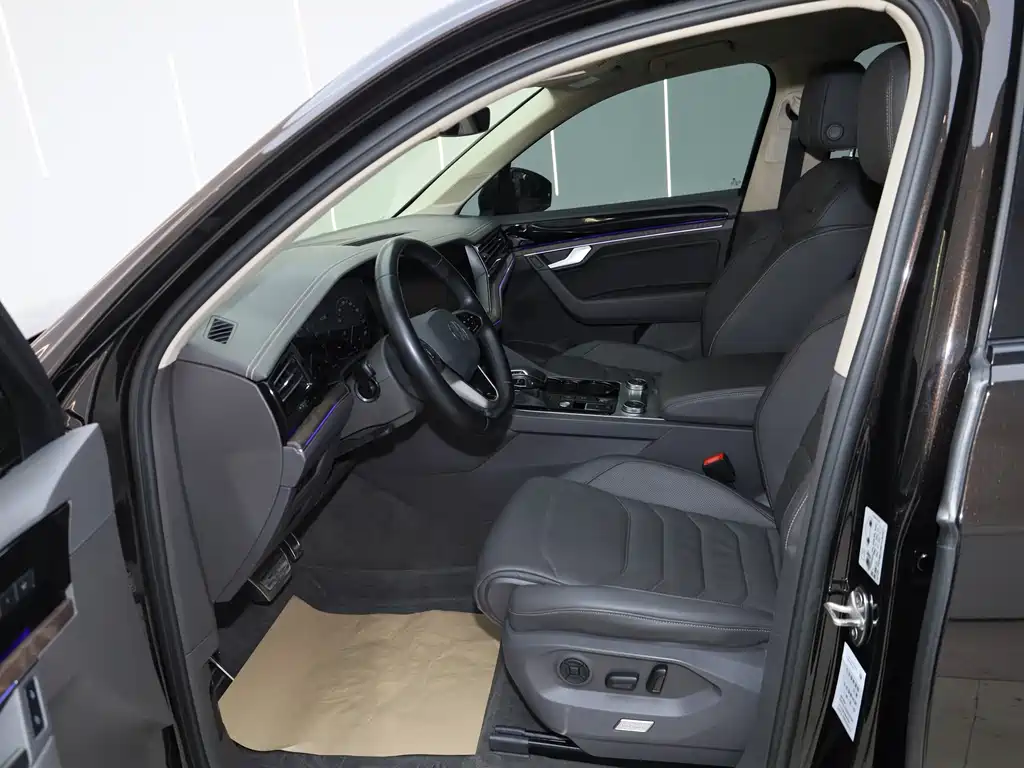 Volkswagen Touareg 2022 3.0TSI R-Line Edition Black Sport Package 2023 - thumbnail 28