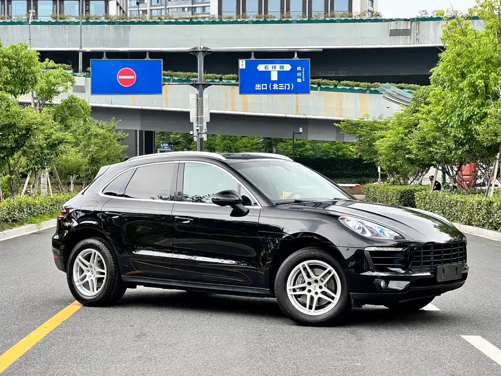 Porsche 2016 Porsche Macan 2.0T 2017 - thumbnail 3