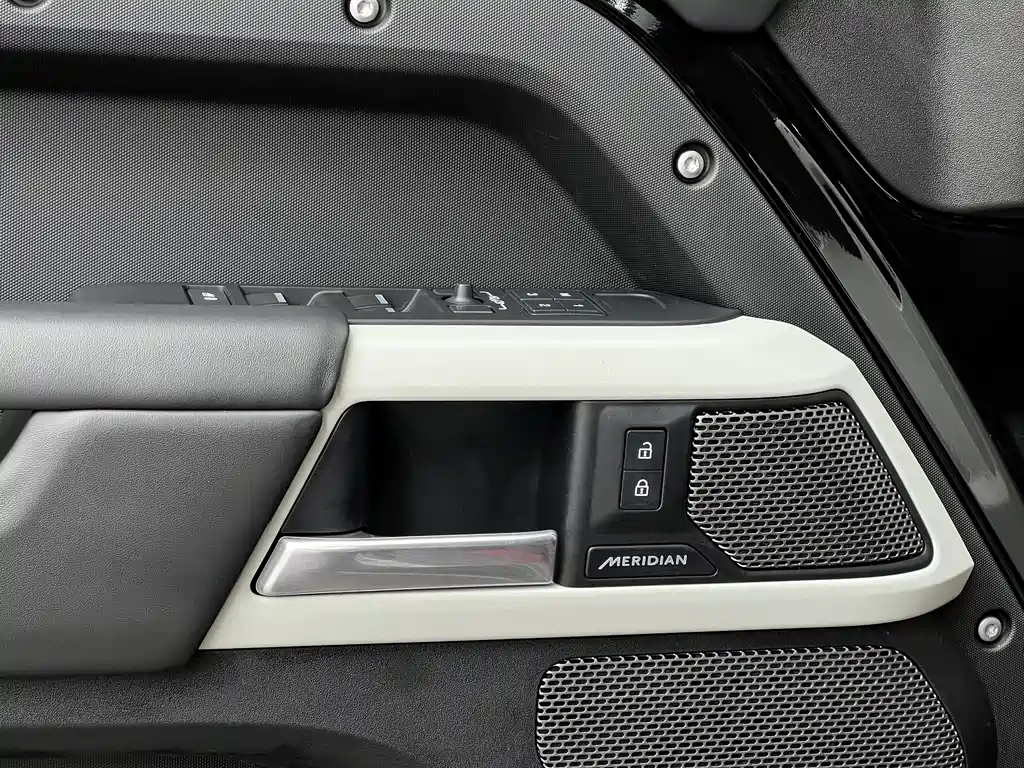 Land Rover Land Rover Defender 2024 110 3.0T P400 XS 2024 - thumbnail 8